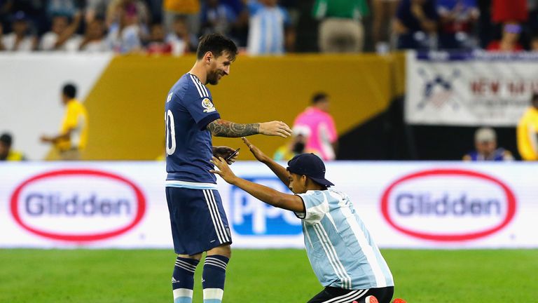 HOUSTON, TX - JUNE 21:  Lionel Messi #10 of Argentina interacts with a fan who ran onto the field prior to the start of the second half during a 2016 Copa 