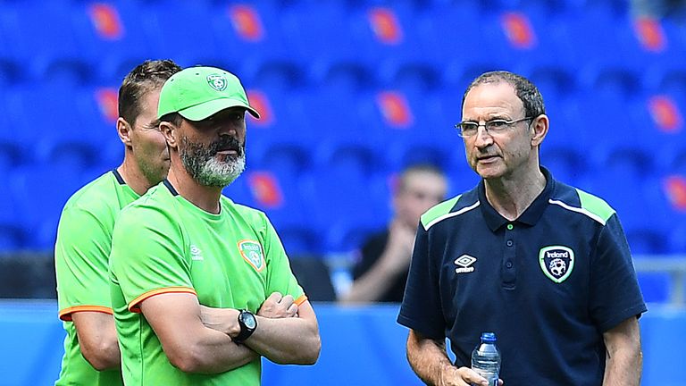 Republic of Ireland assistant coach Roy Keane (L) speaks with Martin O'Neill during a training session at the Parc Olympique Stadium in Lyon