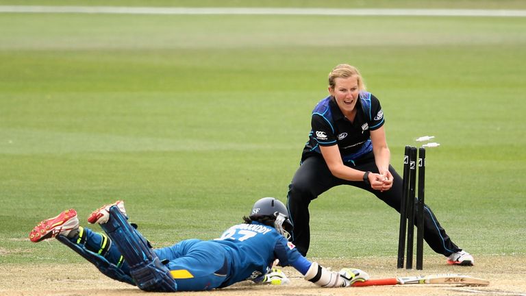 New Zealand pair Morna Nielsen (centre) and Amy Satterthwaite join the Kia Super League