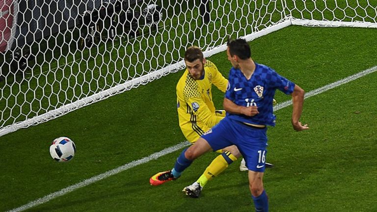 Croatia's forward Nikola Kalinic (R) scores past Spain's goalkeeper David De Gea