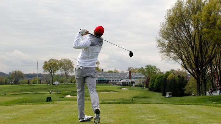 OAKMONT, PA - MAY 04:  Jordan Spieth plays the 18th hole at Oakmont Country Club on May 4, 2016 in Oakmont, Pennsylvania.  (Photo by Justin K. Aller/Getty 