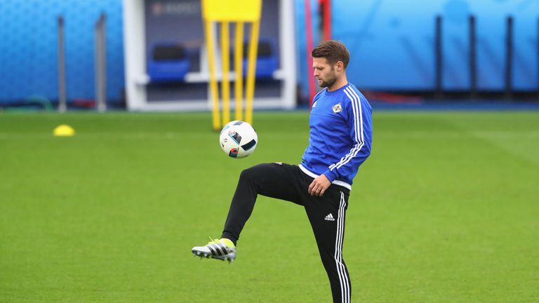 Oliver Norwood will not let transfer talks distract him ahead of Northern Ireland's Euro 16 knock out clash with Wales