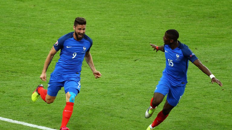  Olivier Giroud (L) of France celebrates scoring his team's first goal with his team mate Paul Pogba (R)