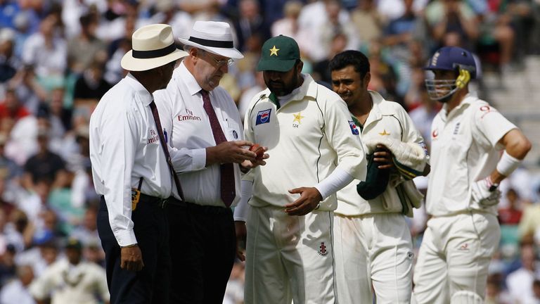 LONDON - AUGUST 20: Umpires Darrell Hair (2nd L) and Billy Doctrove inspect the ball with Inzamam-ul-Haq of Pakistan during day four of the fourth npower t