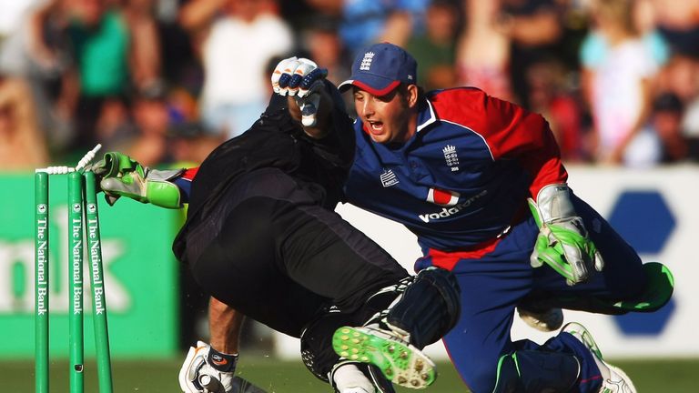 Phil Mustard of England attempts to run out Jamie How of New Zealand during the fourth National Bank series ODI