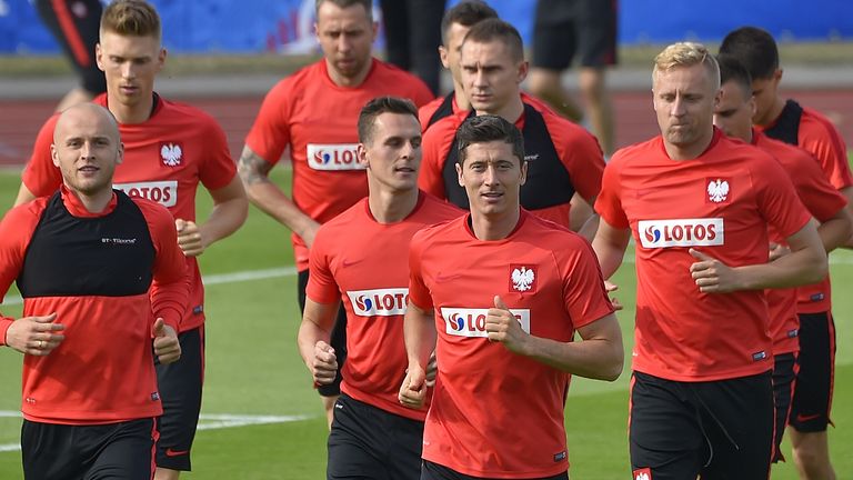 Poland's forward Robert Lewandowski (C) warms up with teammates during a training session in La Baule on June 9, 2016, on the eve of the beginning of the E