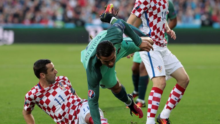 Croatia's defender Darijo Srna (L) vies with Portugal's forward Cristiano Ronaldo during the round of sixteen football match Croatia against Portugal of th