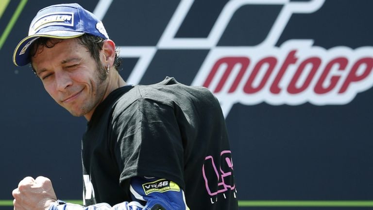 Valentino Rossi vince in Catalogna davanti a Marquez, leader del Mondiale con 125 punti, 22 in più del Dottore (Foto LaPresse)