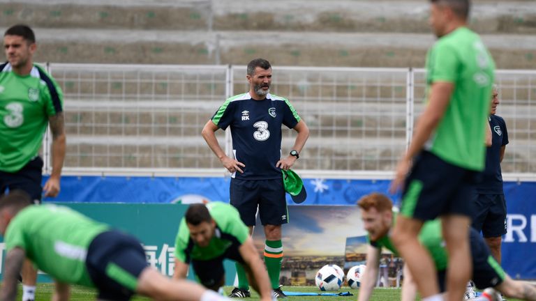 Irish football manager Roy Keane (C) watches his players during a training session of the Republique of Ireland team at the Stade Municipal Montbauron stad