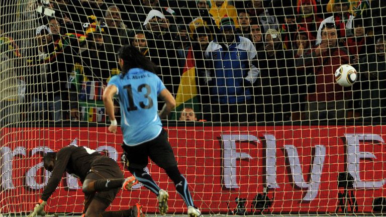 Uruguay's striker Sebastian Abreu (R) scores past Ghana's Richard Kingson to win the 2010 World Cup quarter-final football match Uruguay vs. Ghana