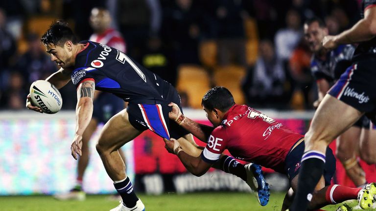 Shaun Johnson of the Warriors beats the tackle from Latrell Mitchell of the Roosters to score a try 