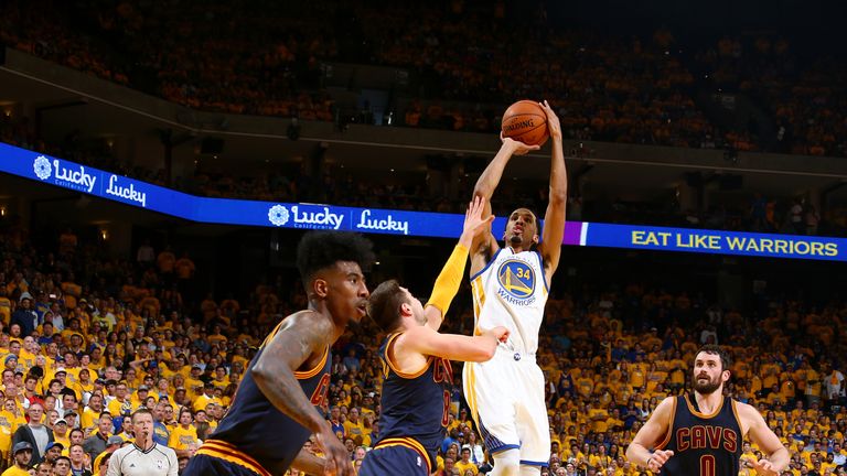 OAKLAND, CA - JUNE 2:  Shaun Livingston #34 of the Golden State Warriors shoots the ball against the Cleveland Cavaliers in Game One of the 2016 NBA Finals