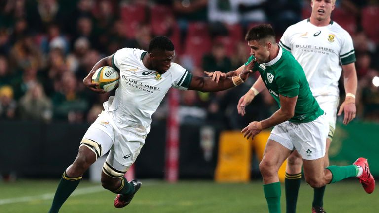 South Africa'sSiya Kolisi (L) evades Ireland's Conor Murray  (R)during the second Rugby Test match between South Africa and Ireland