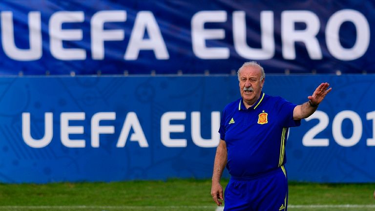 Spain's coach Vicente Del Bosque gestures during a training session in Saint Martin de Re's stadium on June 9, 2016, on the eve of the start of the Euro 20