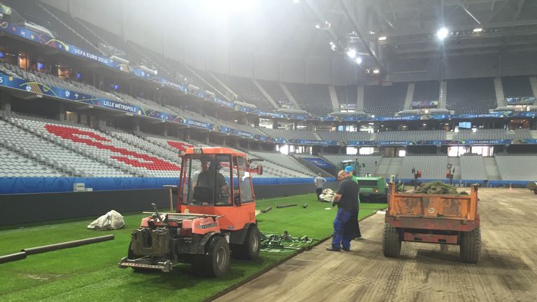 Turf being laid overnight in Lille