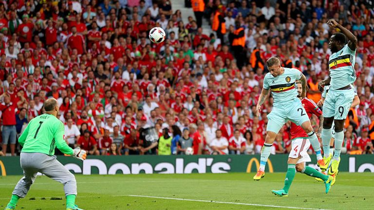 Alderweireld vola in cielo e non lascia scampo a Kiraly per il momentaneo 1-0 belga (Getty)
