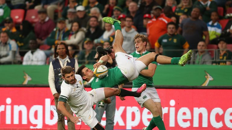 PORT ELIZABETH, SOUTH AFRICA - JUNE 25: Willie le Roux of South Africa and Tiernan O'Halloran of Ireland clash while challenge for the high ball during the