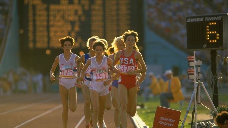 Budd and Decker lead the field during the 3000m final at the LA Olympics