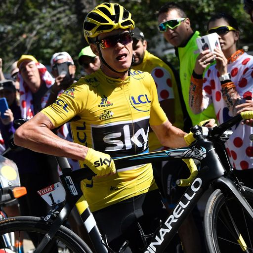 Froome extends lead despite chaos