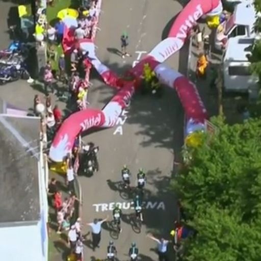 Air bridge collapses at Tour