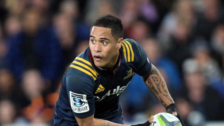 DUNEDIN, NEW ZEALAND - MAY 13: Aaron Smith of the Highlanders looks at his options during the round twelve Super Rugby match between the Highlanders and th