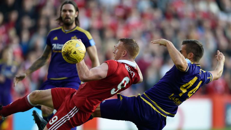 Adam Rooney and Denis Sme battle for the ball