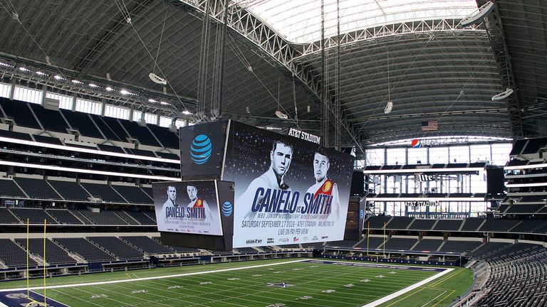 Alvarez v Smith at Dallas Cowboys stadium (Pic Bob Booth Hoganphotos/Golden Boy Promotions)