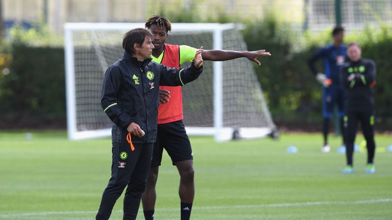 Conte talks tactics with Nathaniel Chalobah