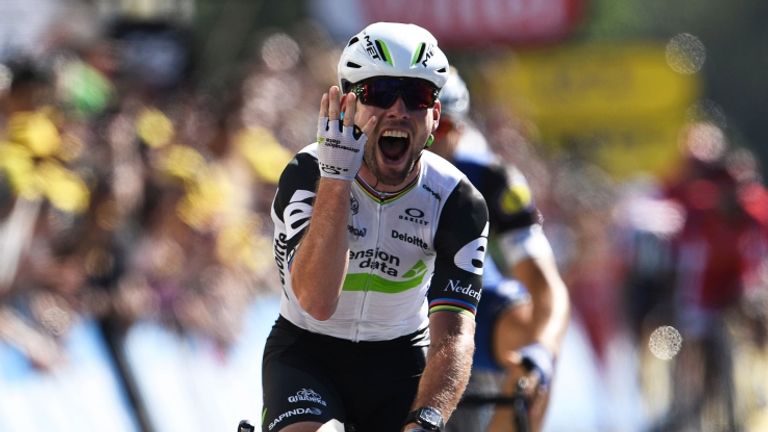 Mark Cavendish esulta dopo la vittoria della 14esima tappa del Tour de France (foto getty)