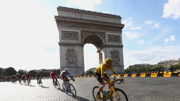 PARIS, FRANCE - JULY 24:  Chris Froome of Great Britain and Team Sky passes the Arc de Triomph on the first lap  during stage twenty one of the 2016 Le Tou