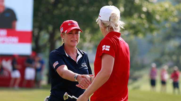 Kerr shakes hands with Mel Reid after her decisive 3&2 win