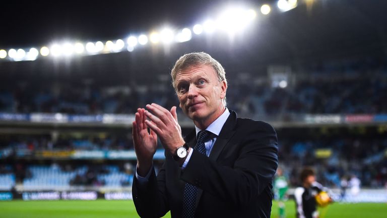 SAN SEBASTIAN, SPAIN - NOVEMBER 28:  Head coach David Moyes of Real Sociedad acknowledges the crowd at the end of the La Liga match between Real Socided an