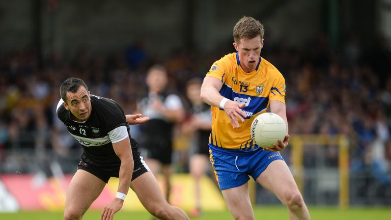 Clare's Eoin Cleary evades the attentions of Neil Ewing of Sligo 