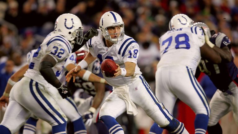 FOXBORO, MA - NOVEMBER 07:  Qaurterback Peyton Manning #18 of the Indianapolis Colts hands the ball off to Edgerrin James #32 during their game against the