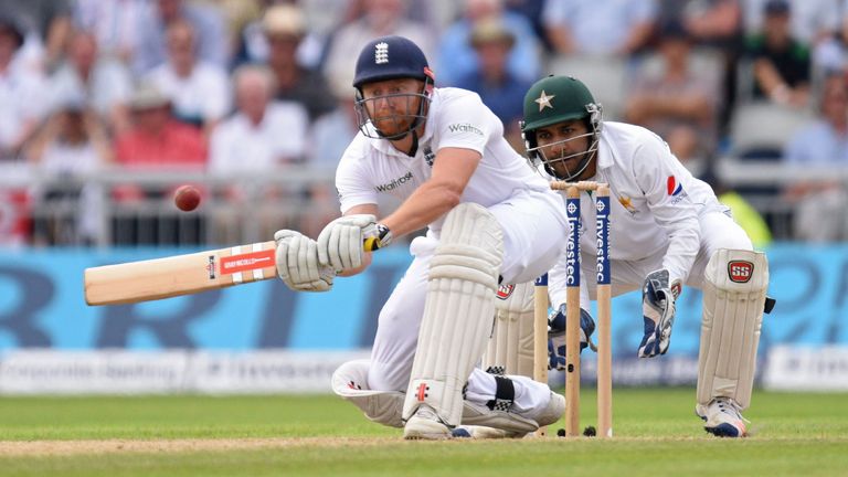 England's Jonathan Bairstow (L) plays a shot as Pakistan's Sarfraz Ahmed keeps wicket on the second day of the second Test cricket match between England an