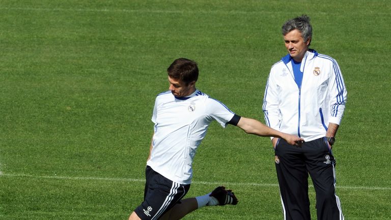 Jose Mourinho (R) observes Xabi Alonso (L) in a Real Madrid training session 