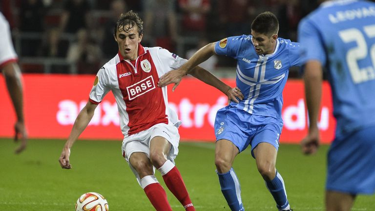 Liege's Julien De Sart (L) vies with Rijeka's Dario Knezevic during the UEFA Europa League group G football match between Standard de Liege and Rijeka, on 