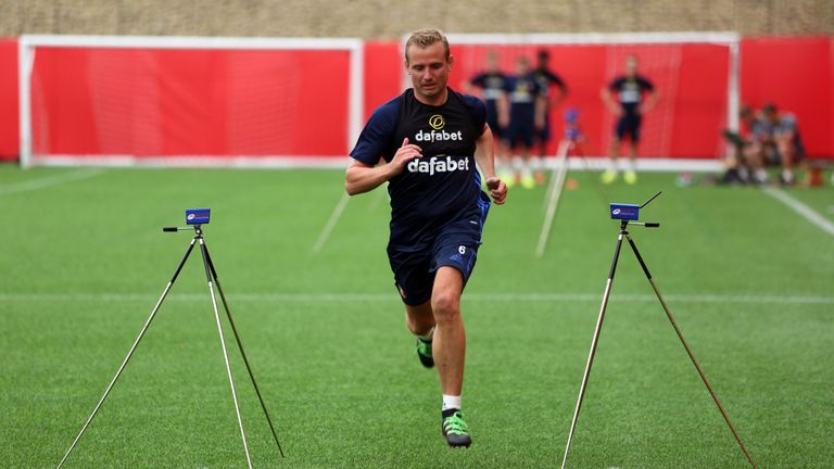 Lee Cattermole's sprinting is scrutinised during Sunderland training