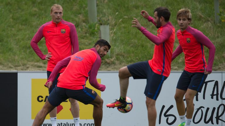 Barcelona's Uruguayan forward Luis Suarez (2nd L) and Barcelona's French defender Jeremy Mathieu (L) take part in a team training session