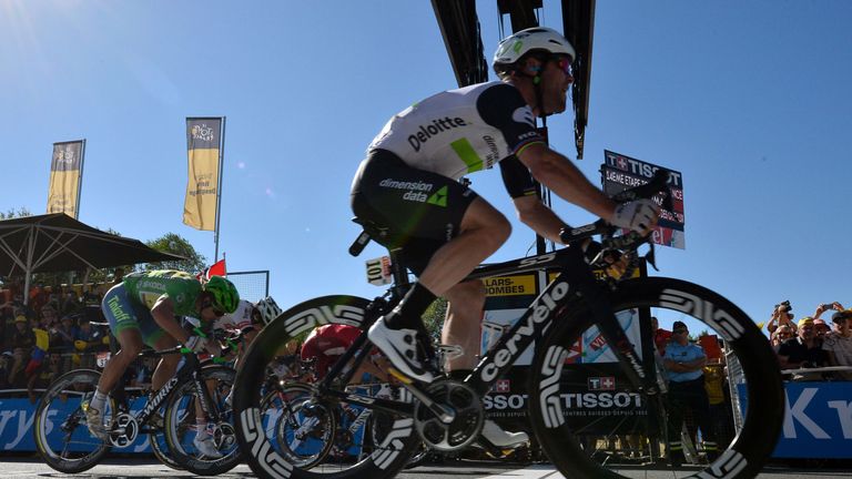 Mark Cavendish (front) crosses the finish line ahead of Slovakia's Peter Sagan (L) on Tour de France stage 14