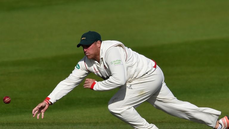 Leicestershire captain Mark Cosgrove has extended his deal