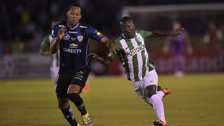 Colombia's Atletico Nacional Marlos Moreno (R) vies for the ball with Ecuador's Independiente del Valle Arturo Mina during the Copa Libertadores first leg 