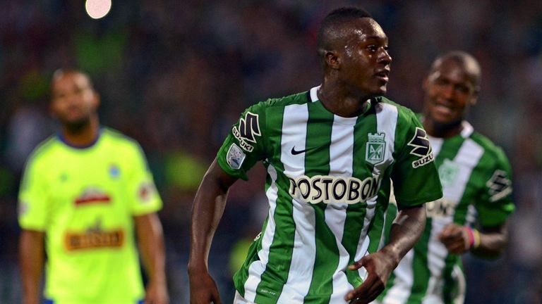 Colombia's Atletico Nacional player  (C) celebrates  with teammates  after scoring a goal against Peru's Sporting Cristal   during the Copa Li