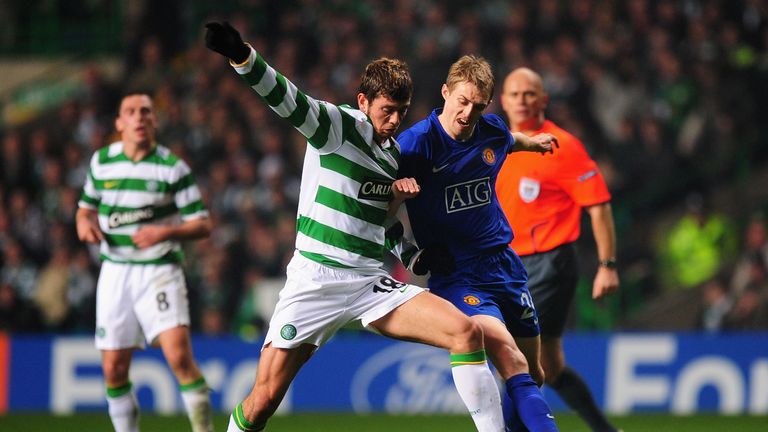 Massimo Donati of Celtic battles for the ball with Darren Fletcher of Manchester United during the UEFA Champions L