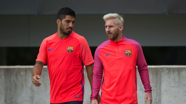 Luis Suarez (L) and Barcelona's Argentinian forward Lionel Messi (R)
