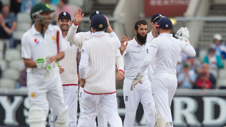 England's Moeen Ali (3rd R) celebrates with team mates after taking the wicket of Pakistan's Mohammad Hafeez for 42 runs on the fourth day of the second te