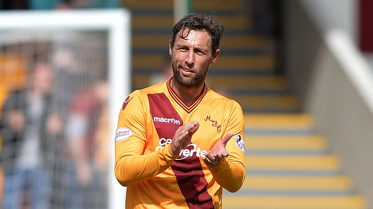 Scott McDonald rejects Hibs to sign new Motherwell contract. 