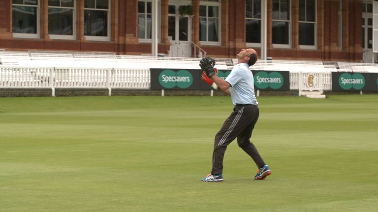 Nasser Hussain attempts world record highest catch at Lord's