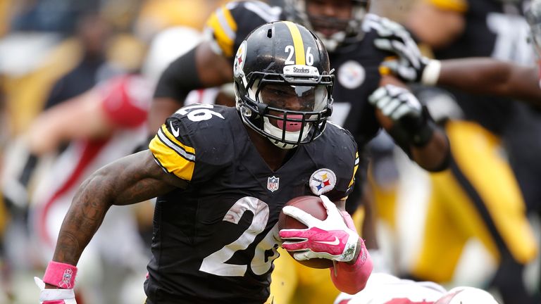 PITTSBURGH, PA - OCTOBER 18:  Le'Veon Bell #26 of the Pittsburgh Steelers runs the ball during the 2nd half of the game against the Arizona Cardinals at He