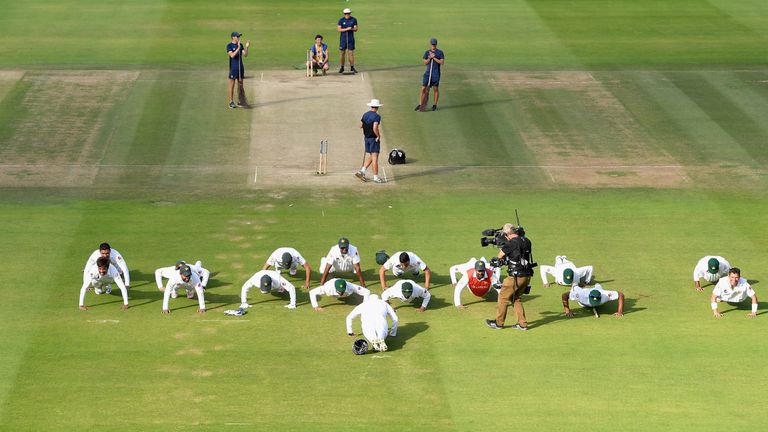 Pakistan celebrate their first Test victory with press-ups